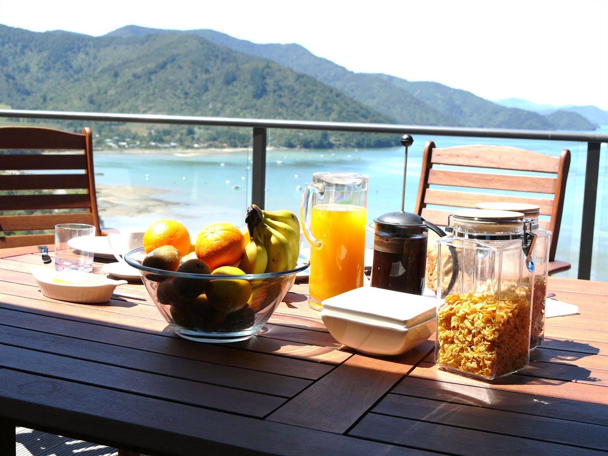 Okiwa Bay Lodge Picton Exterior foto